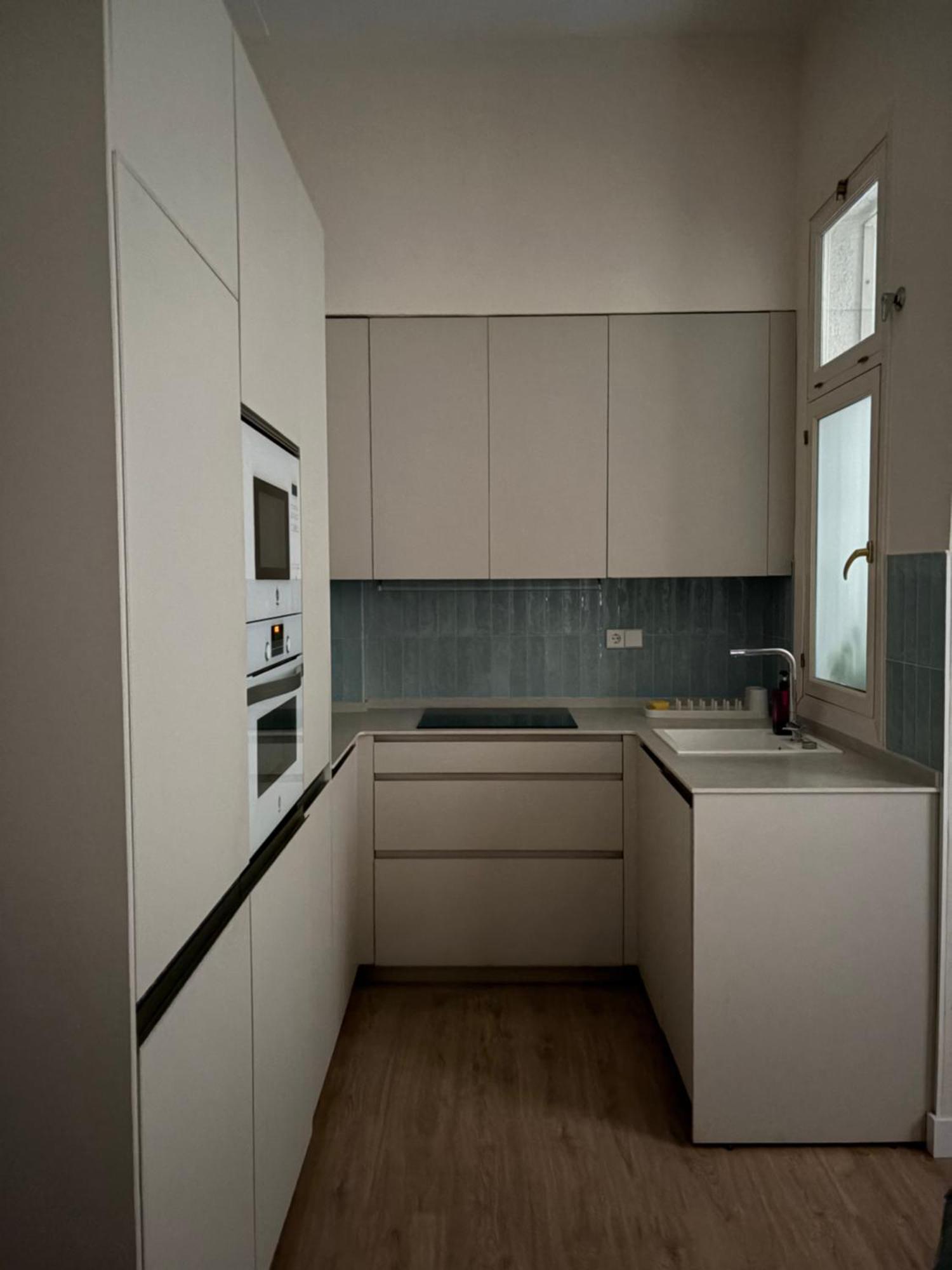 Homestay Premium En Plaza Mina Minimalismo Y Confort A Pasos Del Mar Cadiz